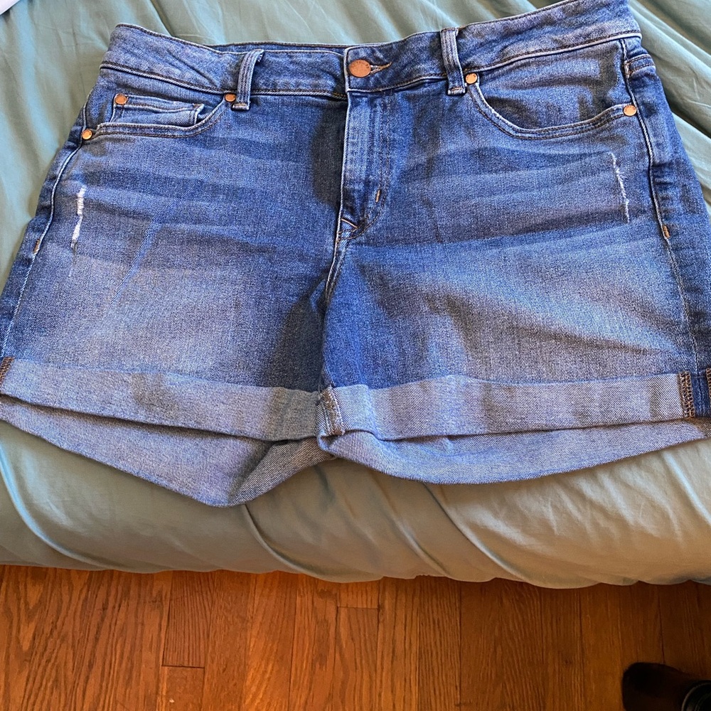 Level 99 women’s distressed jean shorts size 31